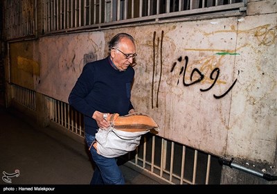 احمد نجفی تهیه‌کننده فیلم «من یک ایرانی‌ام» در اعتراض به وضعیت اکران این فیلم در حرکتی نمادین درب ساختمان شماره 2 خانه سینما را که شورای صنفی نمایش در آن مستقر است، گِل گرفت