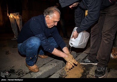 احمد نجفی تهیه‌کننده فیلم «من یک ایرانی‌ام» در اعتراض به وضعیت اکران این فیلم در حرکتی نمادین درب ساختمان شماره 2 خانه سینما را که شورای صنفی نمایش در آن مستقر است، گِل گرفت