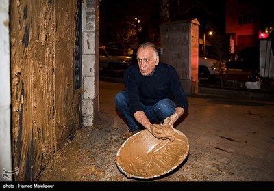 احمد نجفی تهیه‌کننده فیلم «من یک ایرانی‌ام» در اعتراض به وضعیت اکران این فیلم در حرکتی نمادین درب ساختمان شماره 2 خانه سینما را که شورای صنفی نمایش در آن مستقر است، گِل گرفت