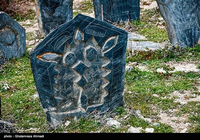 نقوش هندسی حک شده روی سنگ‌مزارها عبارتند از دایره، مربع و مثلث. این تصاویر هندسی کلید رمز عناصر مهمی چون زندگی و رستاخیز پس از مرگ است.