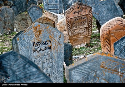 در روستای سفیدچاه رسم بوده است که سنگ قبر مردگان را بر اساس شغل آنها حکاکی می‌کردند، اما بعد از مرگ آخرین بازمانده‌ سنگ‌تراشان و حکاکان مصیب محله، عمر حکاکی روی سنگ‌ها هم به پایان رسیده و درگذشتگان جدید روستا، با سنگ‌های امروزی دفن می‌شوند.