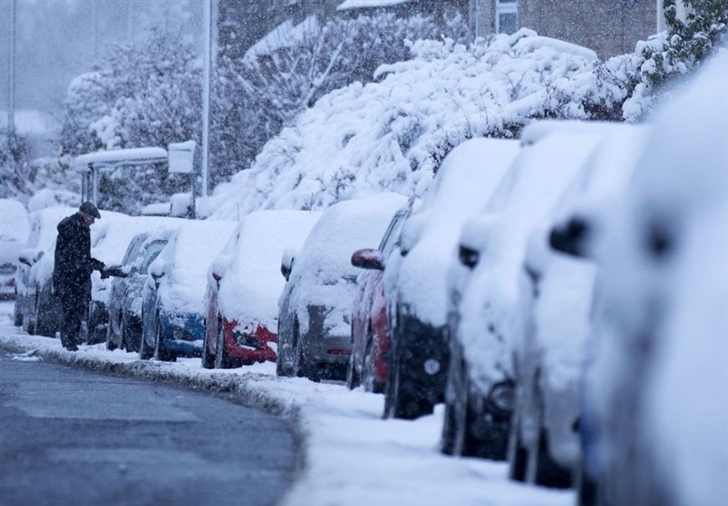 Heavy Snow Sweeps across Britain, Trains, Flights Cancelled