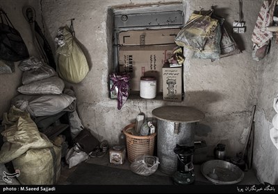 در اغلب خانه های این روستا چیزی جز چند کیسه مواد غذایی و پوشاک پیدا نمیشود.