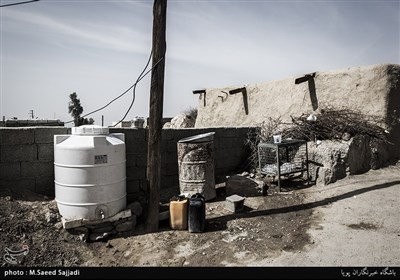 این روستا آب لوله کشی ندارد و اهالی از منبع آب برای ذخیره آب استفاده می کنند