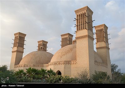 این آب‌انبار از دو گنبد و پنج بادگیر تشکیل یافته و شیوه معماری آن به سبک معماری سنتی یزد می‌باشد