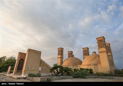 این آب‌انبار از دو گنبد و پنج بادگیر تشکیل یافته و شیوه معماری آن به سبک معماری سنتی یزد می‌باشد