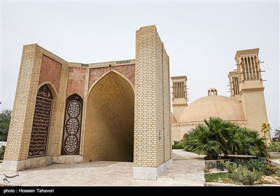 بادگیرها همانطور که در معماری بناهای یزدی دیده می‌شود، برای خنک نمودن فضای داخلی بنا بوده است.