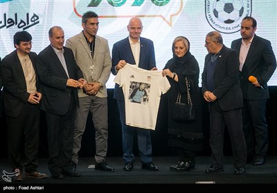 تقدیر از خانواده مرحوم ناصر حجازی در مراسم دیدار رئیس فیفا با مدیران و بازیکنان فوتبال ایران 