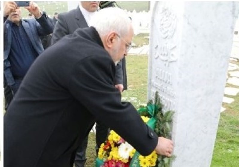 ادای احترام ظریف به یادمان شهدای بوسنی و علی عزت بگوویچ