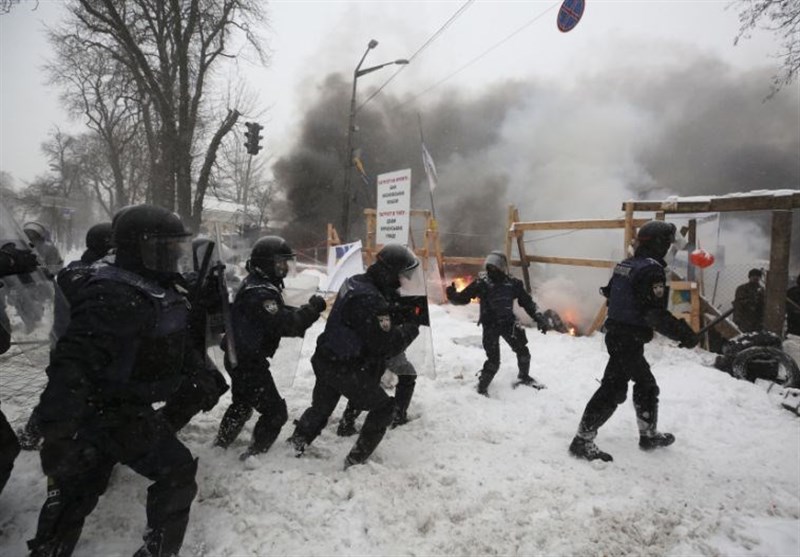 Police, Protesters Clash in Kiev; 50 Detained
