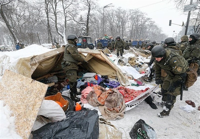 Kiev Utility Workers Remove Opposition’s Tent Camp outside Ukrainian Parliament