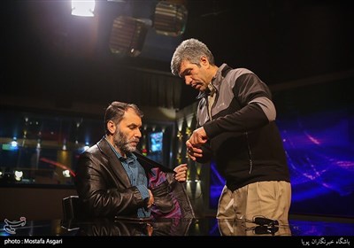 مسعود ده نمکی در پشت صحنه برنامه تلویزیونی پیش رو