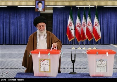 مقام معظم رهبری در ساعات اولیه آغاز رای گیری دوازدهمین دوره انتخابات ریاست جمهوری و پنجمین دوره انتخابات شوراهای اسلامی شهر رای خود را به صندوق رای می اندازند