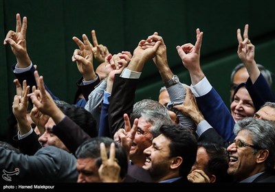 خوشحالی جمعی از نمایندگان پس از اعلام نتایج انتخابات هیئت رئیسه مجلس شورای اسلامی