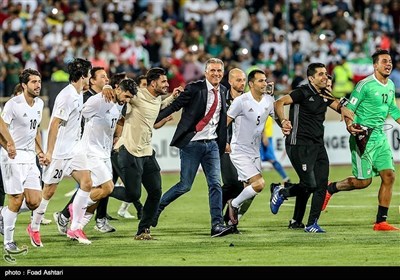 خوشحالی مربیان و بازیکنان تیم ملی فوتبال ایران پس از دیدار با ازبکستان که منجر به صعود ایران به جام جهانی 2018 روسیه شد 