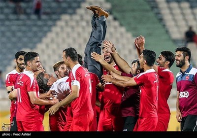 خوشحالی بازیکنان و کادر فنی تیم پرسپولیس پس قهرمانی در سوپر جام باشگاه‌های ایران 