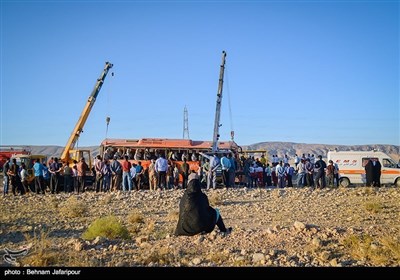 یک دستگاه اتوبوس در محور داراب به بندرعباس که حامل دانش آموزان دختر راهنمایی و دبیرستان شهرستان‌های رودبار و میناب بود و از بندرعباس به مقصد شیراز در حرکت بود، واژگون شد.در این حادثه تعداد 34 نفر از سرنشینان اتوبوس مجروح و 9 دانش آموز کشته شدند