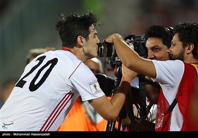 سردار آزمون پس از به ثمر رساندن گل در دیدار مقابل سوریه دوربین یکی از تصویربرداران را می بوسد.