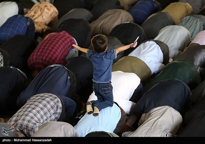 بازی یک کودک در نماز جمعه تهران 