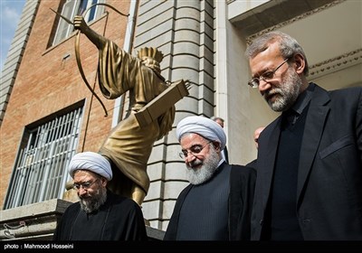 علی لاریجانی رئیس مجلس، حجت الاسلام حسن روحانی رئیس جمهور و آیت الله آملی لاریجانی رئیس قوه قضائیه در پایان یکی از جلسات سران سه قوا