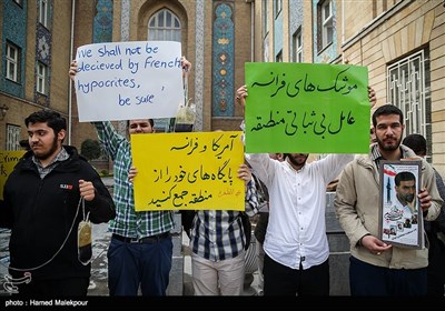تجمع دانشجویان مقابل وزارت امور خارجه در اعتراض به سفر ژان ایو لودریان وزیر امور خارجه فرانسه به ایران