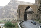 لرستان| برخورد کامیون با پل تاریخی پلدختر؛ خسارت به اثر &quot;دوره ساسانیان&quot;+ عکس