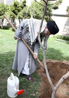 ہفتہ شجرکاری کے موقع پر امام خامنہ ای نے پودے لگائے