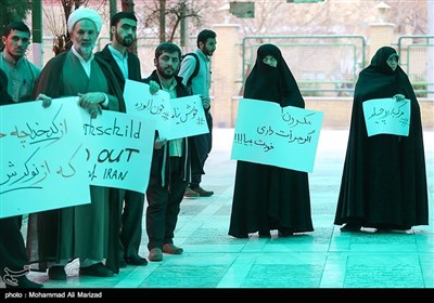 تجمع طلاب در اعتراض به سفر وزیر امور خارجه فرانسه به ایران در گلزار شهدای مدافع حرم-قم