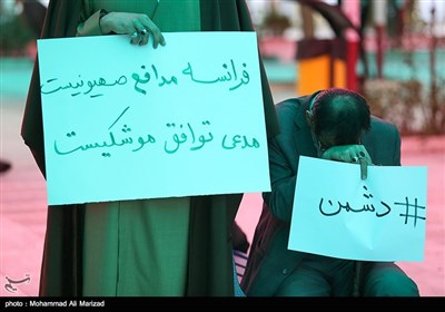 تجمع طلاب در اعتراض به سفر وزیر امور خارجه فرانسه به ایران در گلزار شهدای مدافع حرم-قم