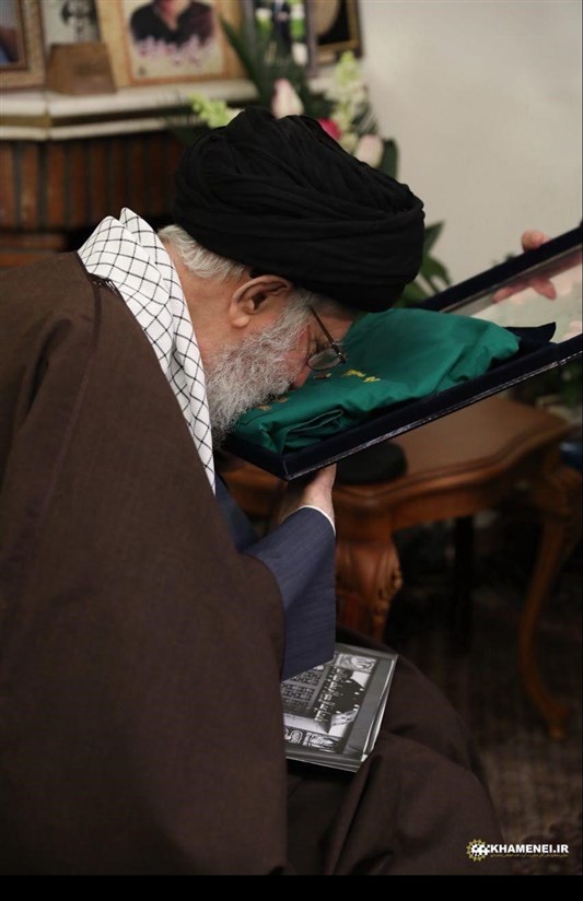 فیلم// لحظه بوسیدن لباس &quot;شهید حدادیان&quot; توسط امام خامنه‌ای