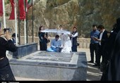 کرمانشاه| زندگی در مناطق زلزله‌زده جریان دارد؛ مراسم عقد زوج سرپل‌ذهابی در مزار شهدای گمنام