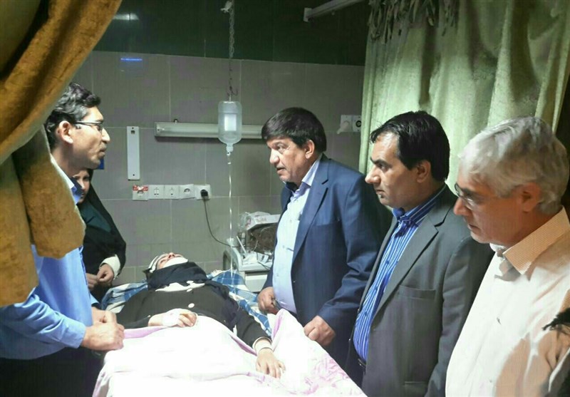 کرمان| عیادت فرمانداران جیرفت و عنبرآباد از خبرنگاران حادثه دیده در جیرفت
