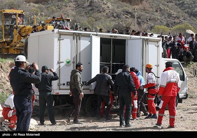 Iranian Rescuers Recover Bodies From Turkish Jet Crash Site - Photo ...