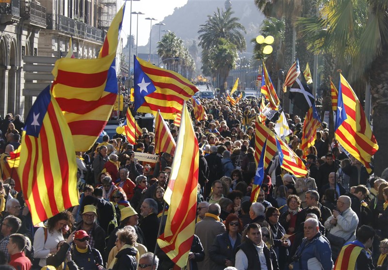 یک میلیون کاتالان در حمایت از جدایی از اسپانیا به خیابان‌های بارسلونا سرازیر شدند
