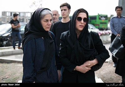 فاطمه معتمد آریا در مراسم خاکسپاری لوون هفتوان بازیگر ارمنی سینمای ایران