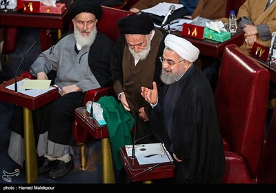 ورود حجت‌الاسلام حسن روحانی رئیس جمهور به مراسم افتتاحیه چهارمین اجلاسیه دوره پنجم مجلس خبرگان رهبری