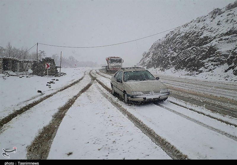 مازندران| برف محورهای مواصلاتی استان مازندران را سفیدپوش کرد