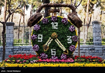 به نمایش گذاشتن لحظه‌ی تحویل سال 1397 با گل در پارک‌شهر تهران