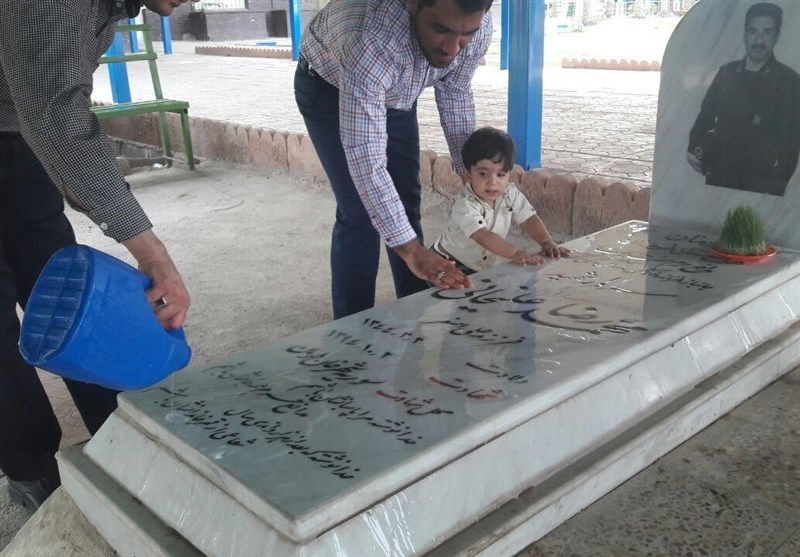 اهواز| غبارروبی مزار شهدای مدافع حرم اهواز با حضور خانواده شهدا