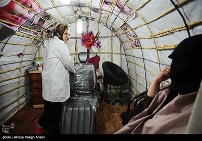 زهرا ۲۰ ساله قبل از زلزله آرایشگاه داشته، و اکنون بیش از ۱۲۰ روز گذشت از زلزله در چادر به آرایشگری مشغول است.