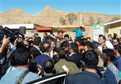 کرمان| جهانگیری در جمع مردم زلزله‌زده روستای گورک حاضر شد