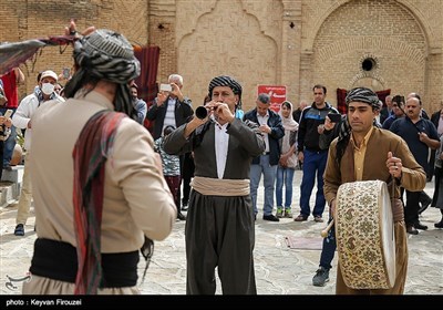 مراسم آیینی استقبال از گردشگران نوروزی - سنندج