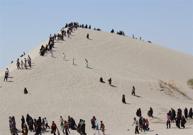 کرمان| بازدید گردشگران نوروزی از بلندترین تپه‌های شنی ایران در ریگان + تصاویر