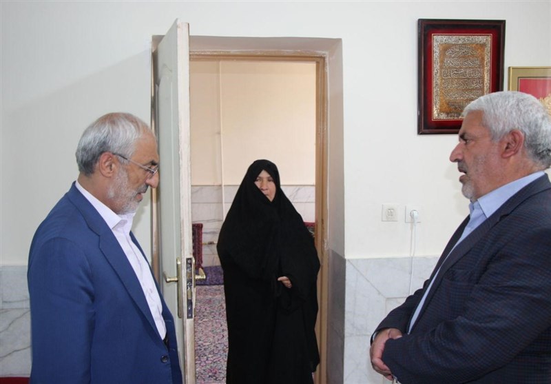 کرمان| رئیس کمیسیون آموزش مجلس با خانواده شهید مدافع حرم دیدار کرد + تصاویر