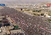 تجمع بزرگ یمنی‌ها به مناسبت آغاز چهارمین سال مقاومت در برابر تجاوز سعودی
