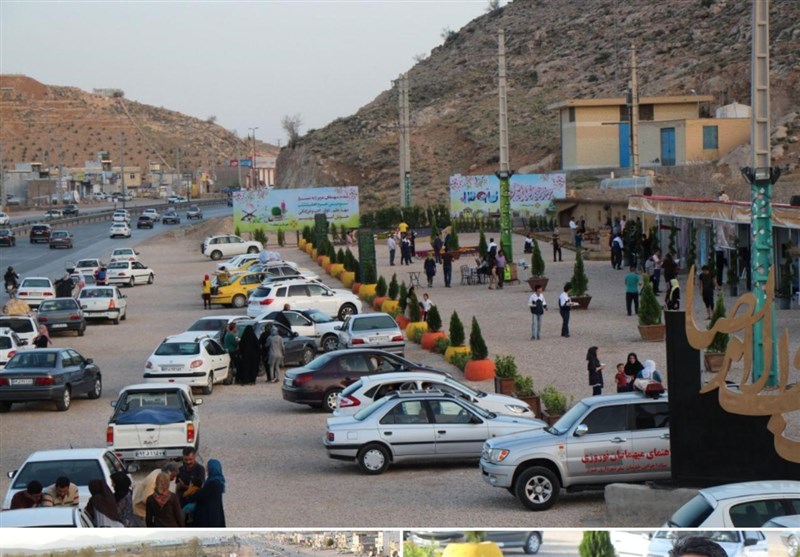 شیراز|مهمانان نوروزی از ستادهای راهنمایان مسافر در ورودی‌های شیراز استقبال کردند