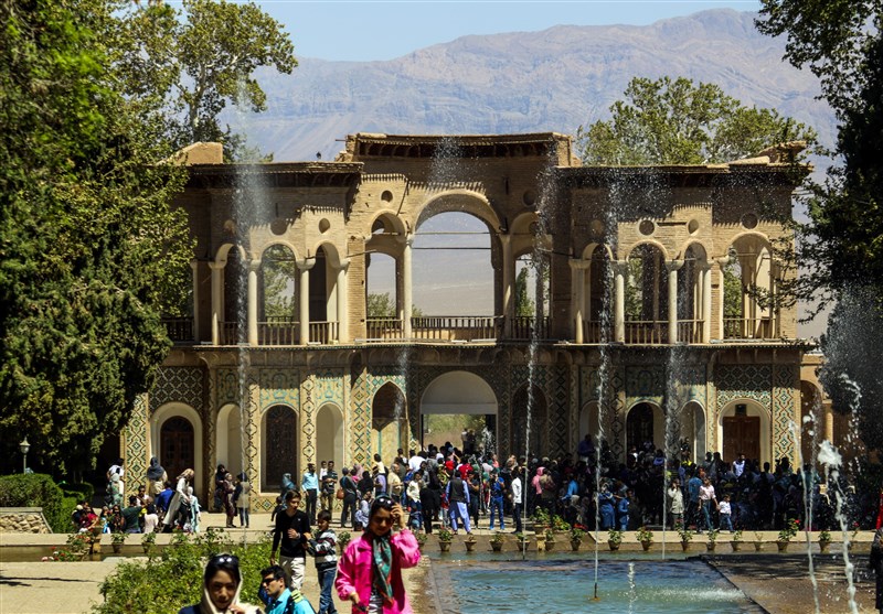 کرمان| بازدید مسافران نوروزی از باغ شاهزاده ماهان به روایت تصویر