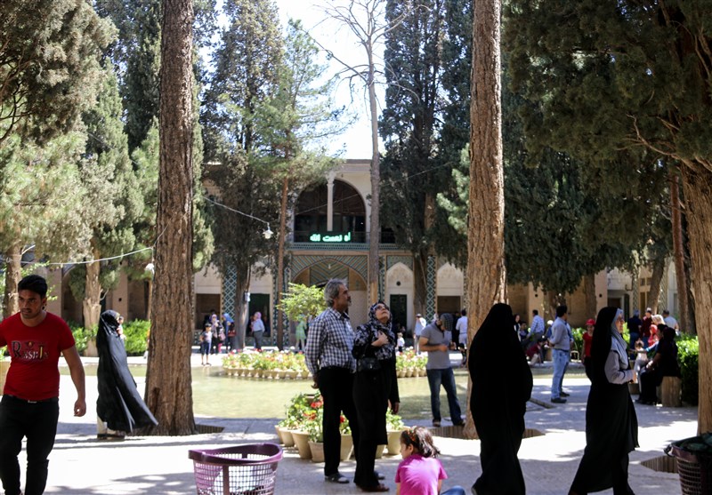 کرمان| بازدید مسافران نوروزی از مقبره شاه نعمت‌الله ولی در ماهان به روایت تصویر