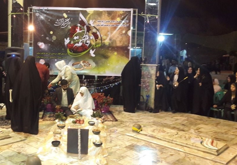 راهیان نور97 | آئین ازدواج یک زوج خوزستانی در مقبره شهدای گمنام اندیمشک برگزار شد
