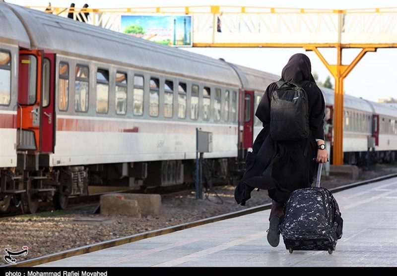 قم| تردد مسافران نوروزی در ایستگاه راه‌آهن قم به روایت تصویر